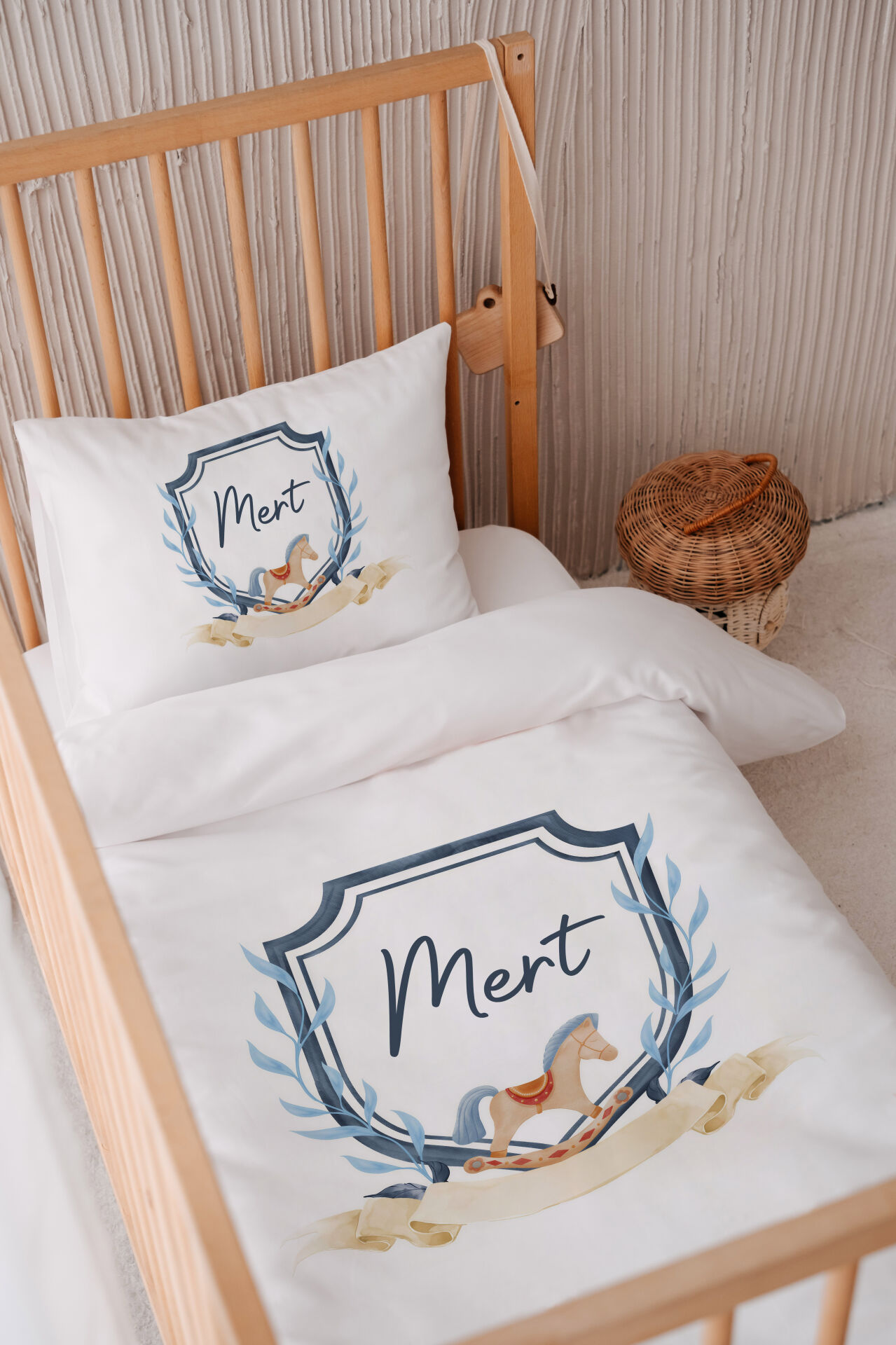 İsme Özel 100x150 Bebek Yatak Nevresim Seti Çelenk At