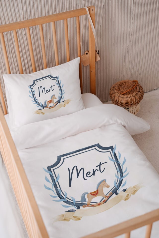 İsme Özel 100x150 Bebek Yatak Nevresim Seti Çelenk At