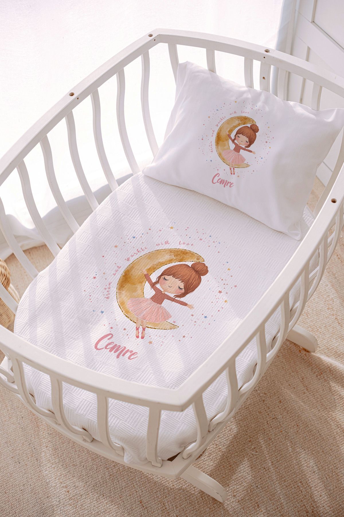 İsme Özel Park Yatak ve Anne Yanı Pike Seti (70x120 cm) Aydaki Kız