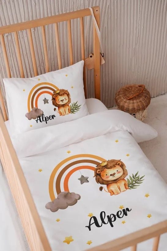 İsme Özel 100x150 Bebek Yatak Nevresim Seti Gökkuşağı Aslan